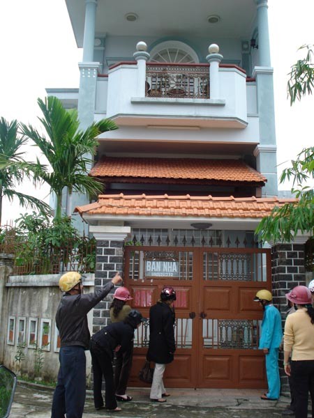 Người dân ở Đà Nẵng đến nhà vợ chồng Tâm - Thơ đòi nợ


